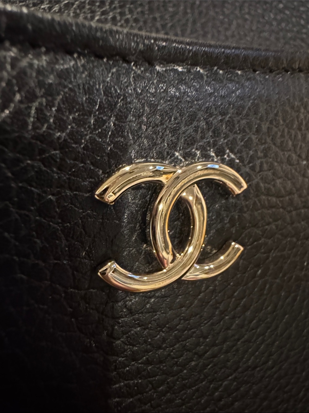 CHANEL women Black Leather Pouch with Gold CC Emblem - Picture 16 of 16
